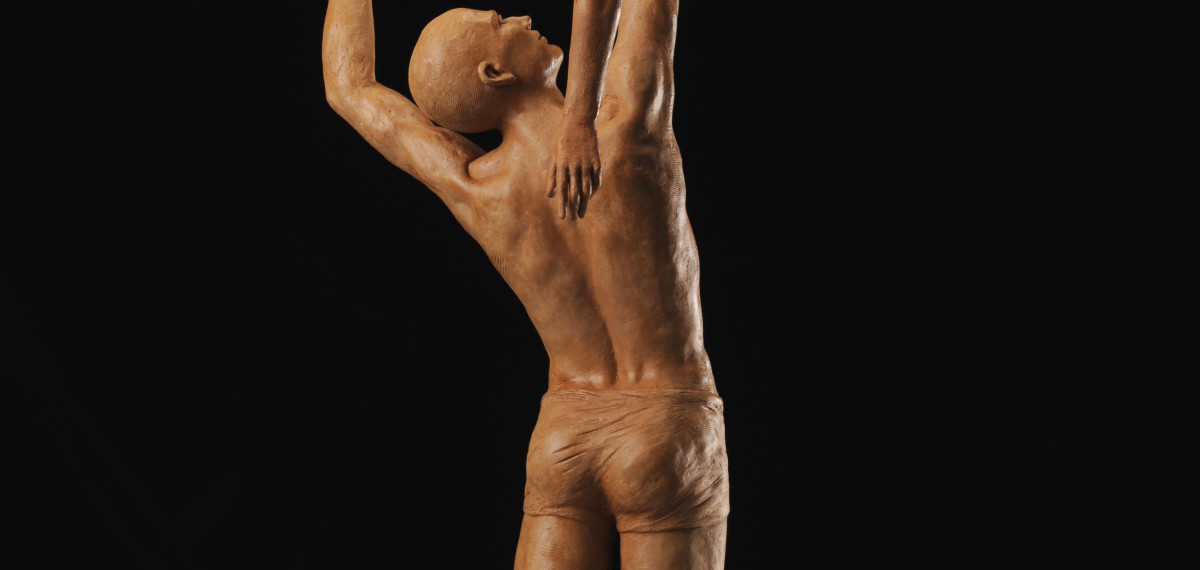 Damiano Taurino Il volo, 2011, terracotta, cm 104x64